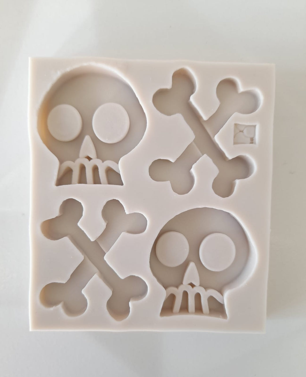 Molde Silicon Fondant Calaveras con Huesos 7.5 X 8 cm